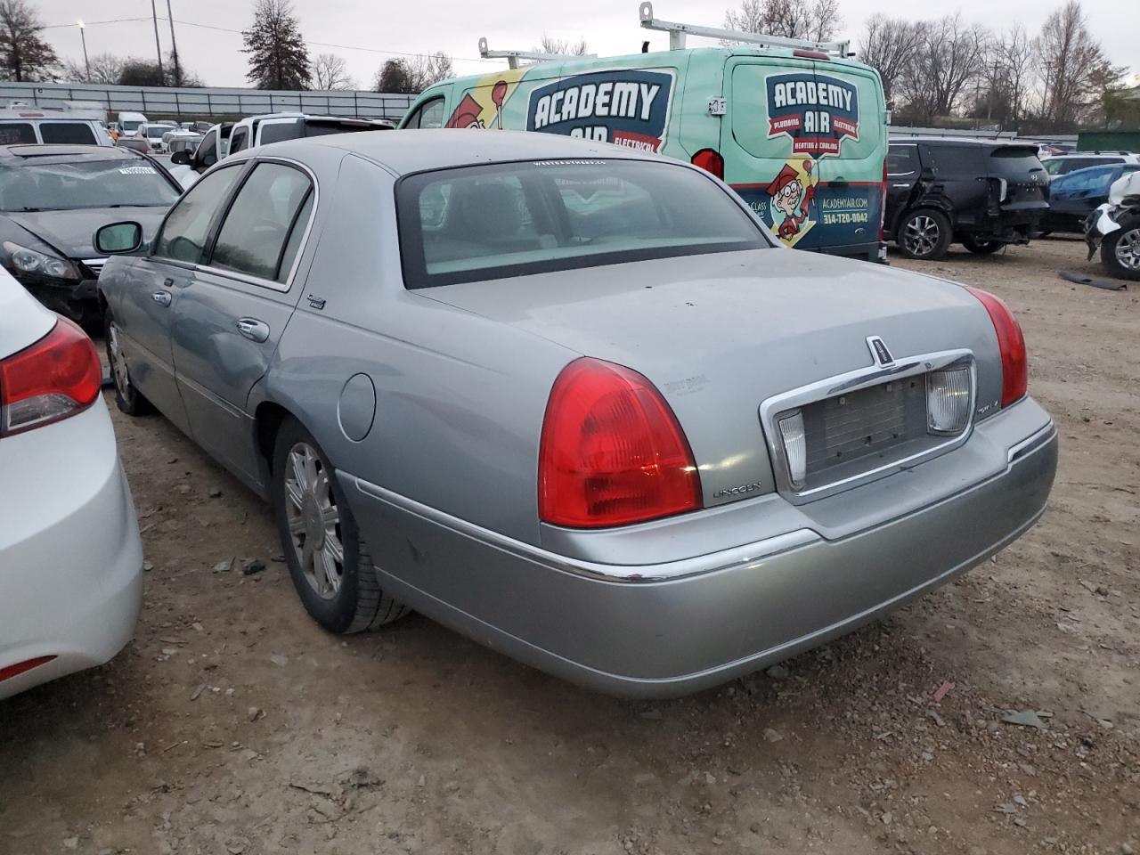 Image 2 of 2006 LINCOLN TOWN CAR SIGNATURE LIMITED 2006 with VIN 1LNHM82VX6Y611447
