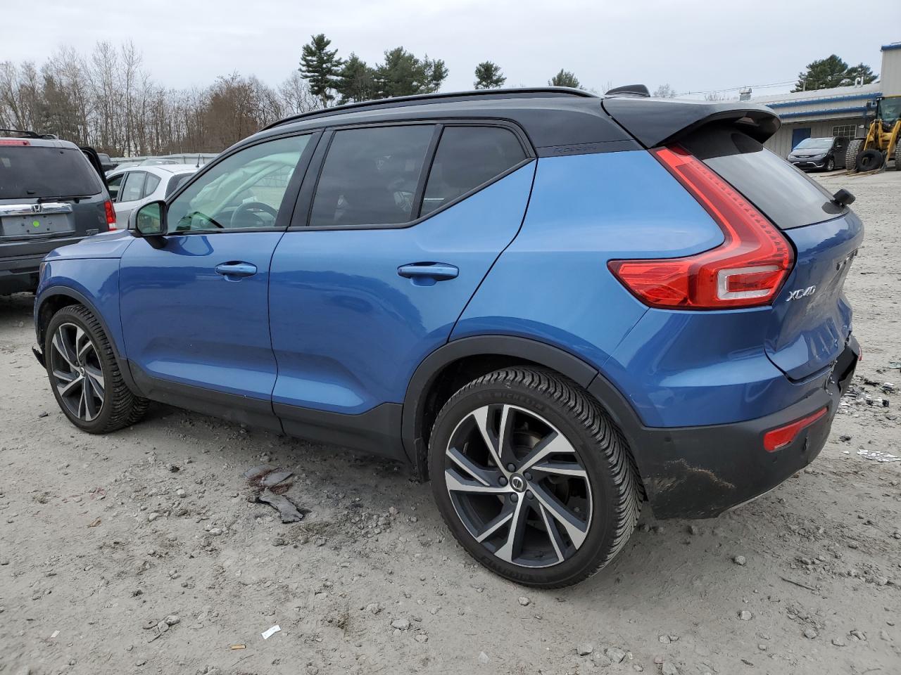 Image 2 of 2019 VOLVO XC40 T5 MOMENTUM 2019 with VIN YV4162XZ2K2005935