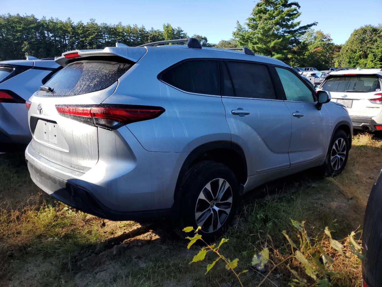 Image 3 of 2022 TOYOTA HIGHLANDER XLE 2022 with VIN 5TDGZRBH8NS256970