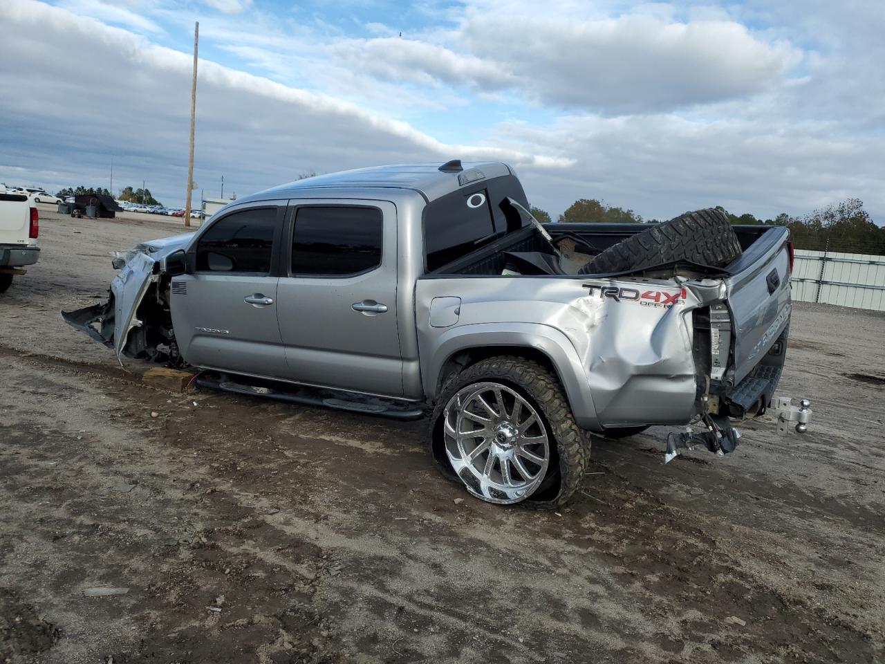 Image 2 of 2018 TOYOTA TACOMA DOUBLE CAB 2018 with VIN 3TMCZ5AN7JM146212