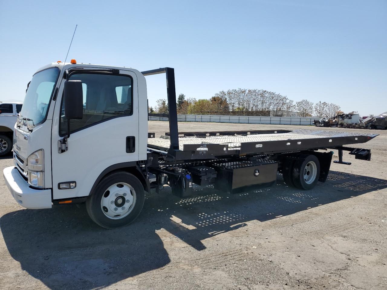 Image 1 of 2020 ISUZU NRR 2020 with VIN JALE5W167L7305583