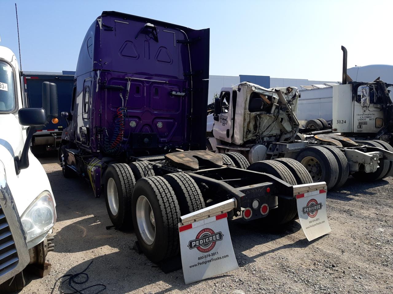 Image 3 of 2018 FREIGHTLINER CASCADIA 125  2018 with VIN 3AKJGLDR1JSHU5382