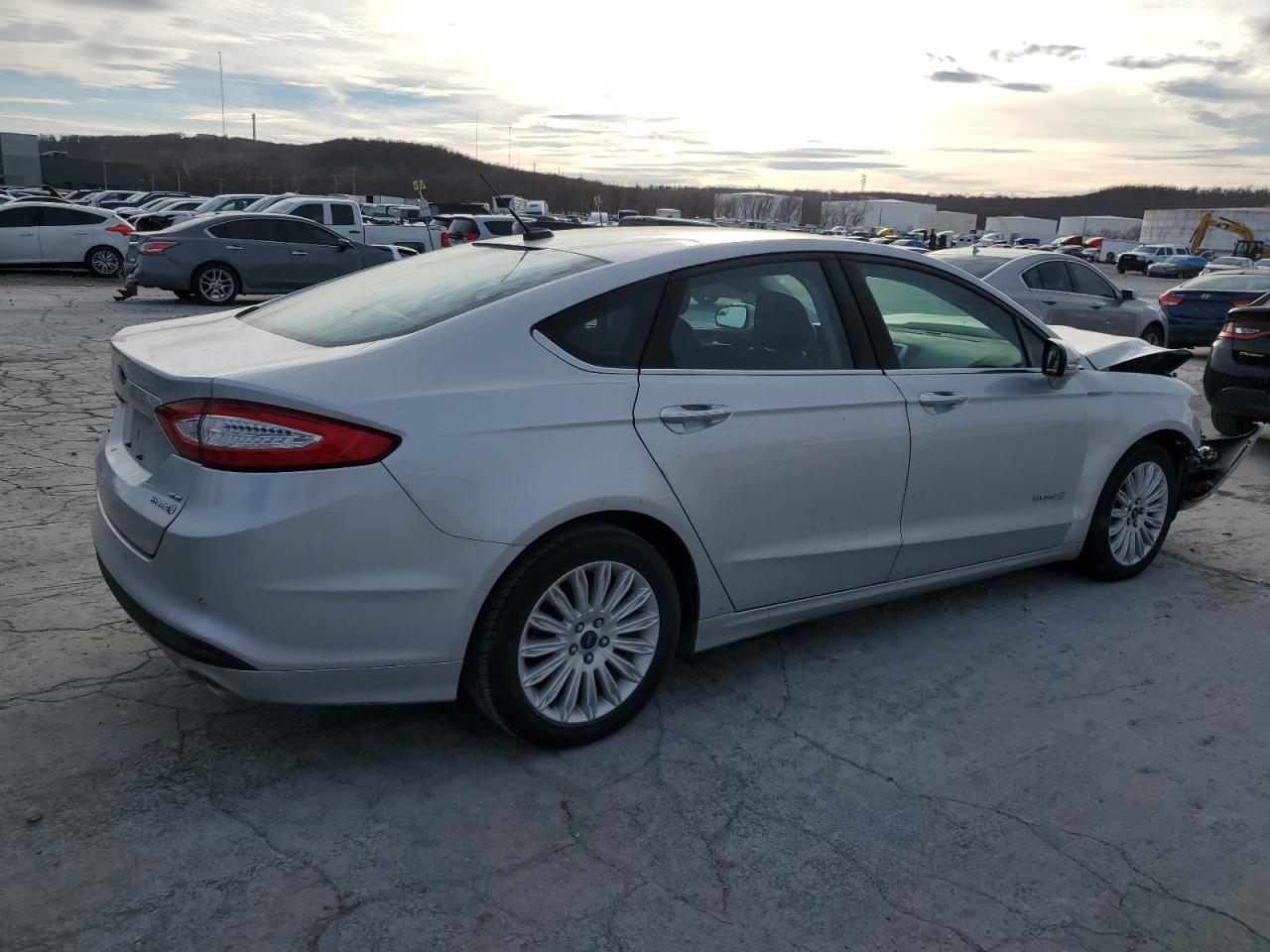 Image 3 of 2016 FORD FUSION SE HYBRID 2016 with VIN 3FA6P0LUXGR398869