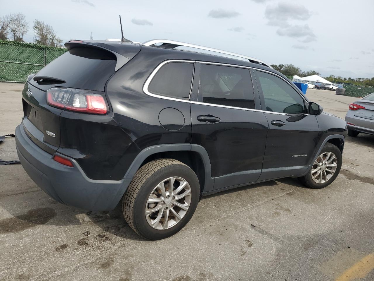 Image 3 of 2019 JEEP CHEROKEE LATITUDE 2019 with VIN 1C4PJLCB2KD242682