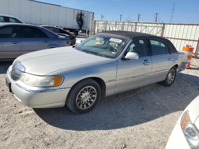 Image 1 of 2001 LINCOLN TOWN CAR SIGNATURE 2001 with VIN 1LNHM82W11Y681811