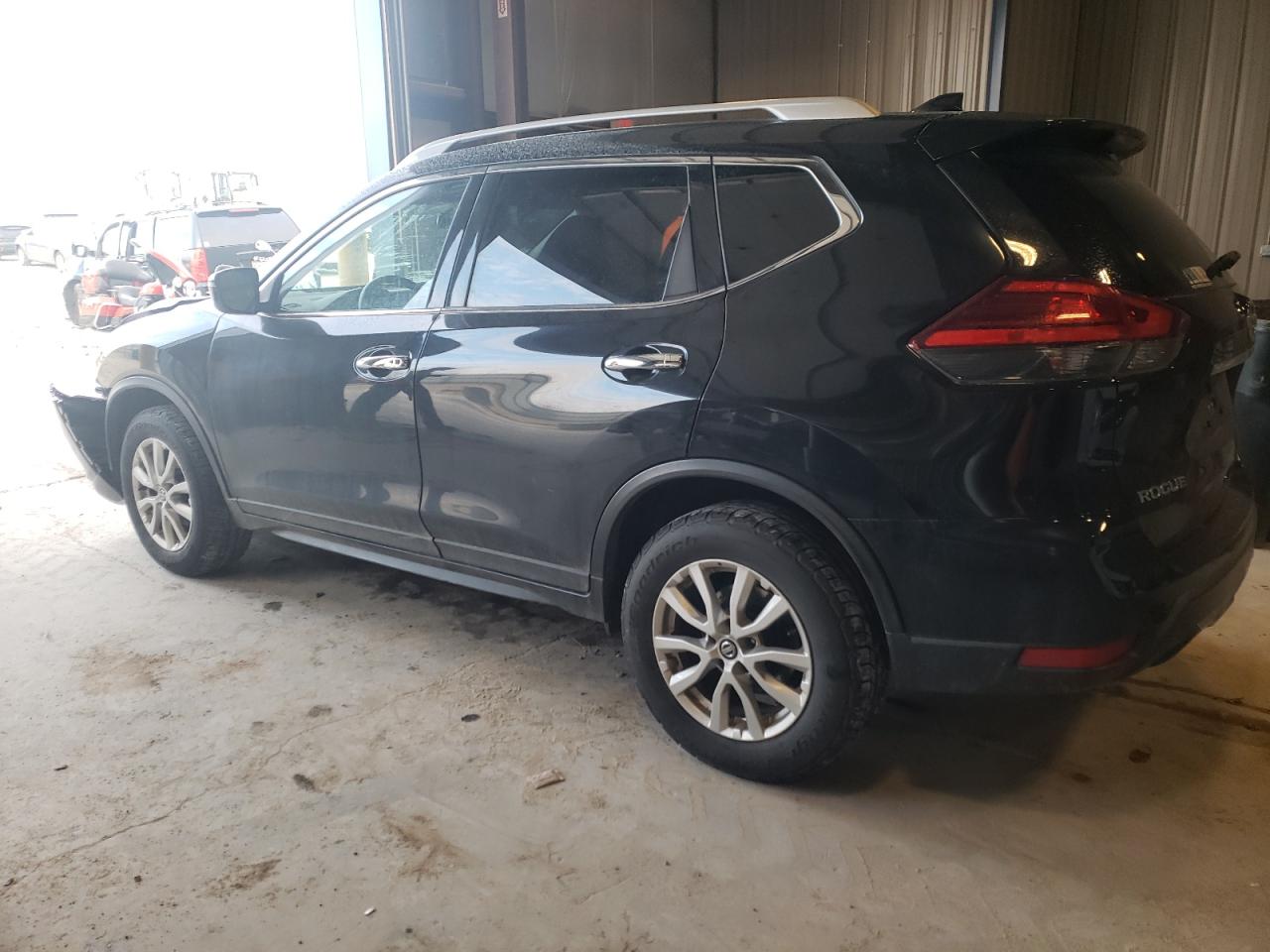 Obraz 2 z 2017 NISSAN ROGUE S 2017 z VIN KNMAT2MV3HP575287