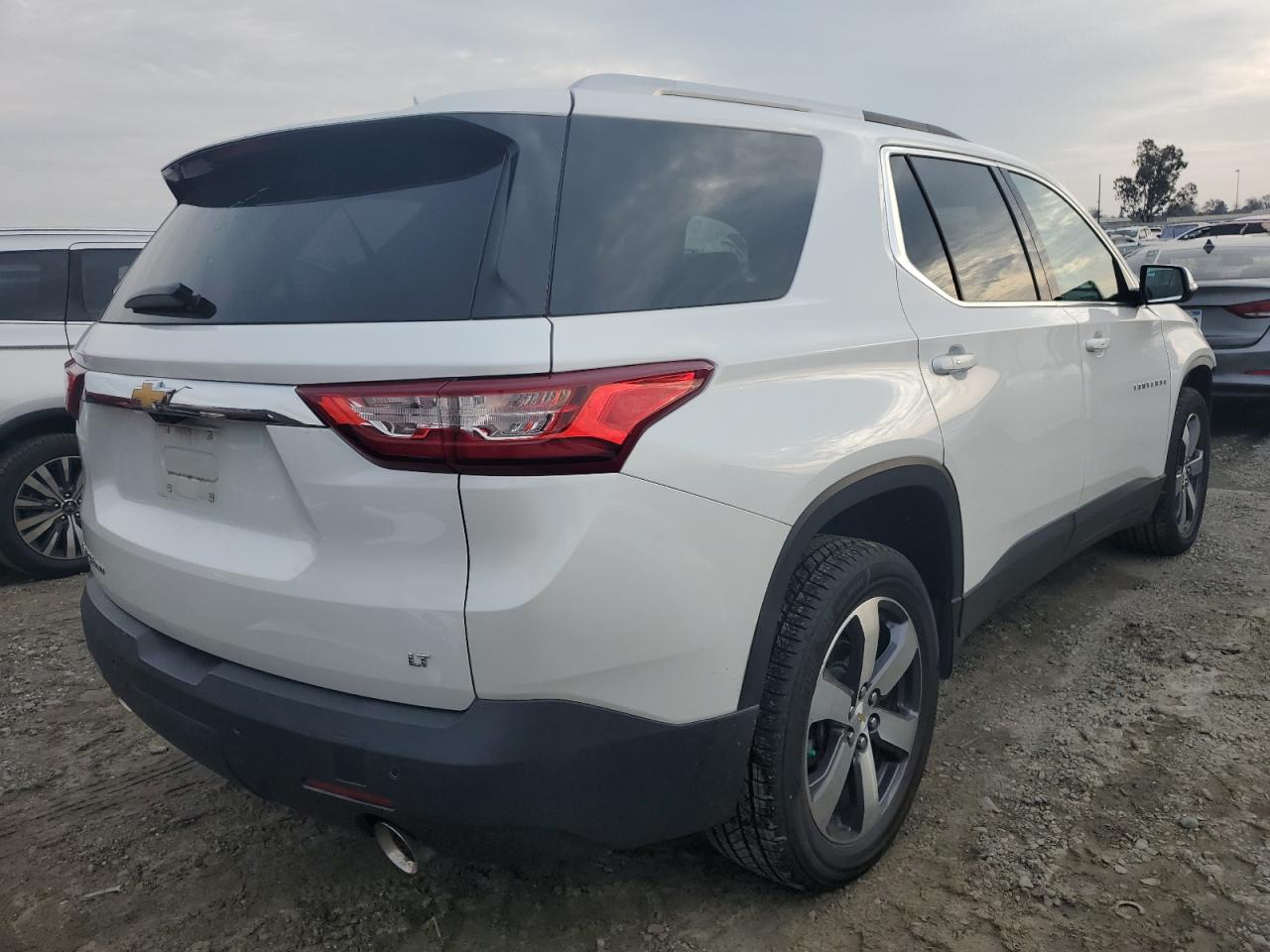 Image 3 of 2018 CHEVROLET TRAVERSE LT 2018 with VIN 1GNEVHKW3JJ252268