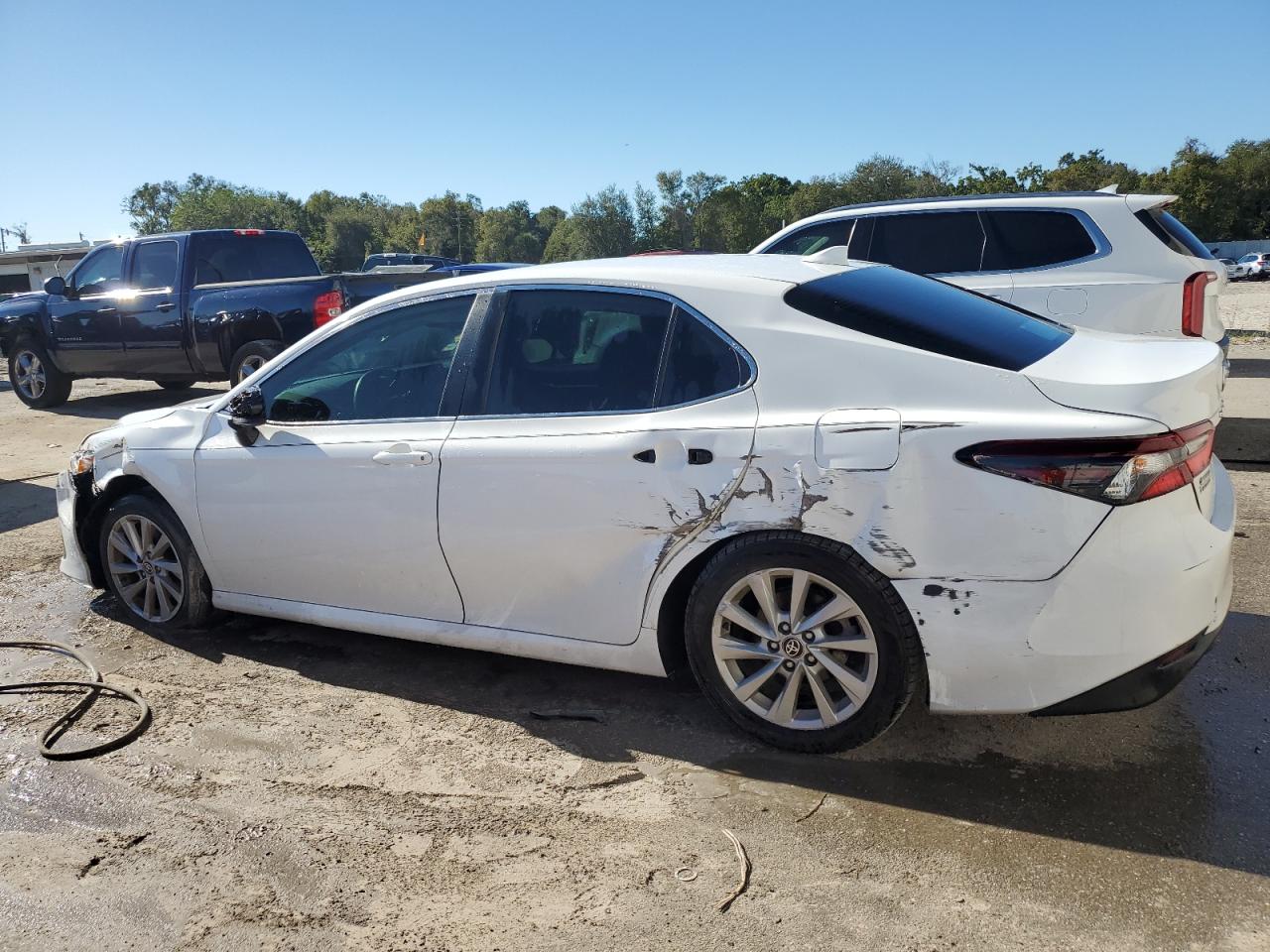Obraz 2 z 2021 TOYOTA CAMRY LE 2021 z VIN 4T1C11AK9MU478668