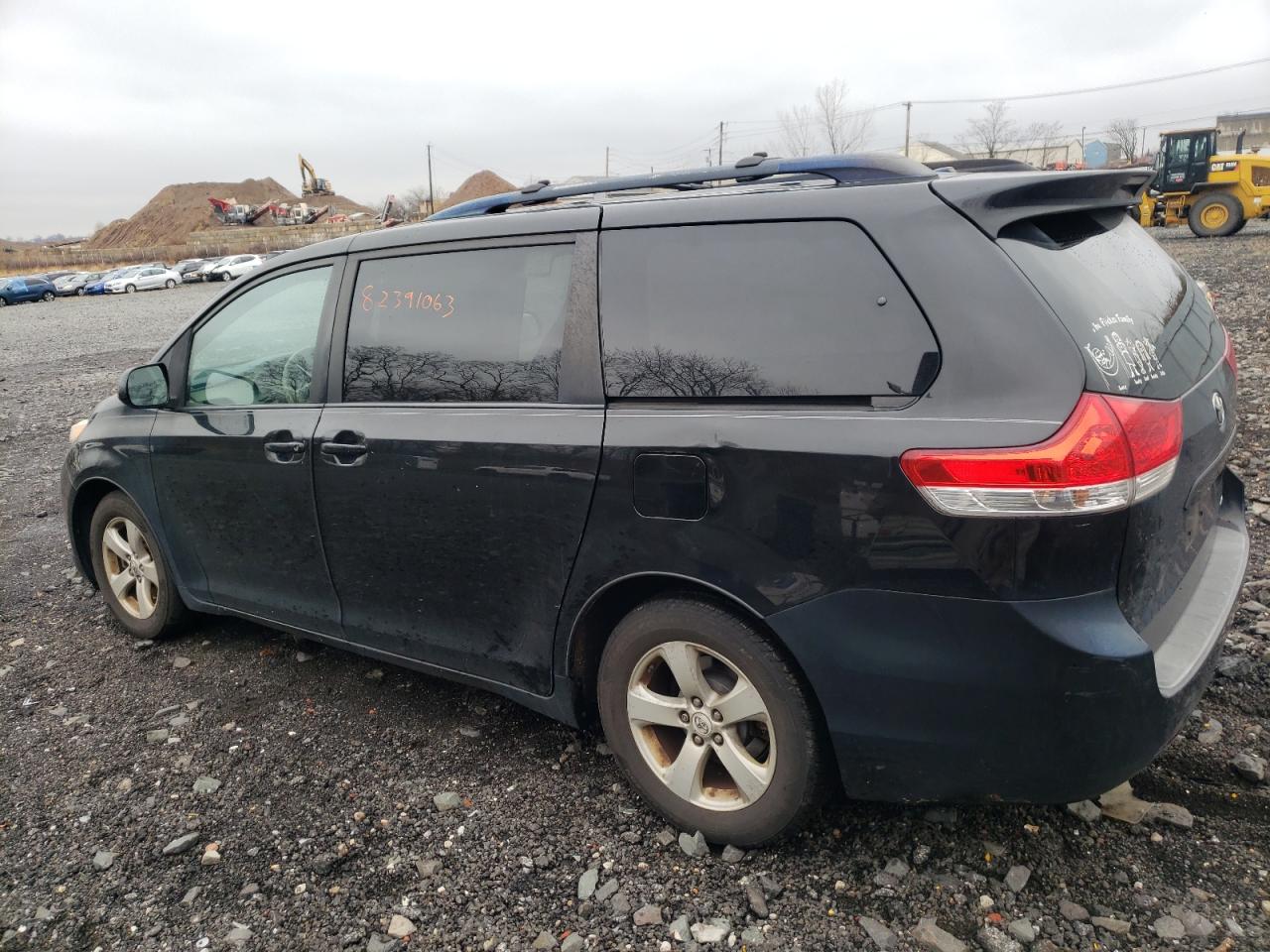 Изображение 2 2011 TOYOTA SIENNA LE 2011 с VIN 5TDKK3DC5BS152154