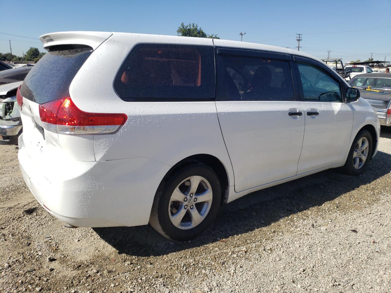 Obraz 3 z 2011 TOYOTA SIENNA  2011 z VIN 5TDZK3DC7BS087824