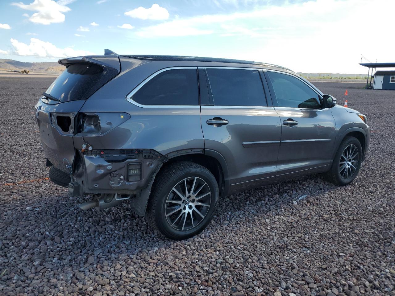 Изображение 3 2018 TOYOTA HIGHLANDER SE 2018 с VIN 5TDKZRFH6JS288251