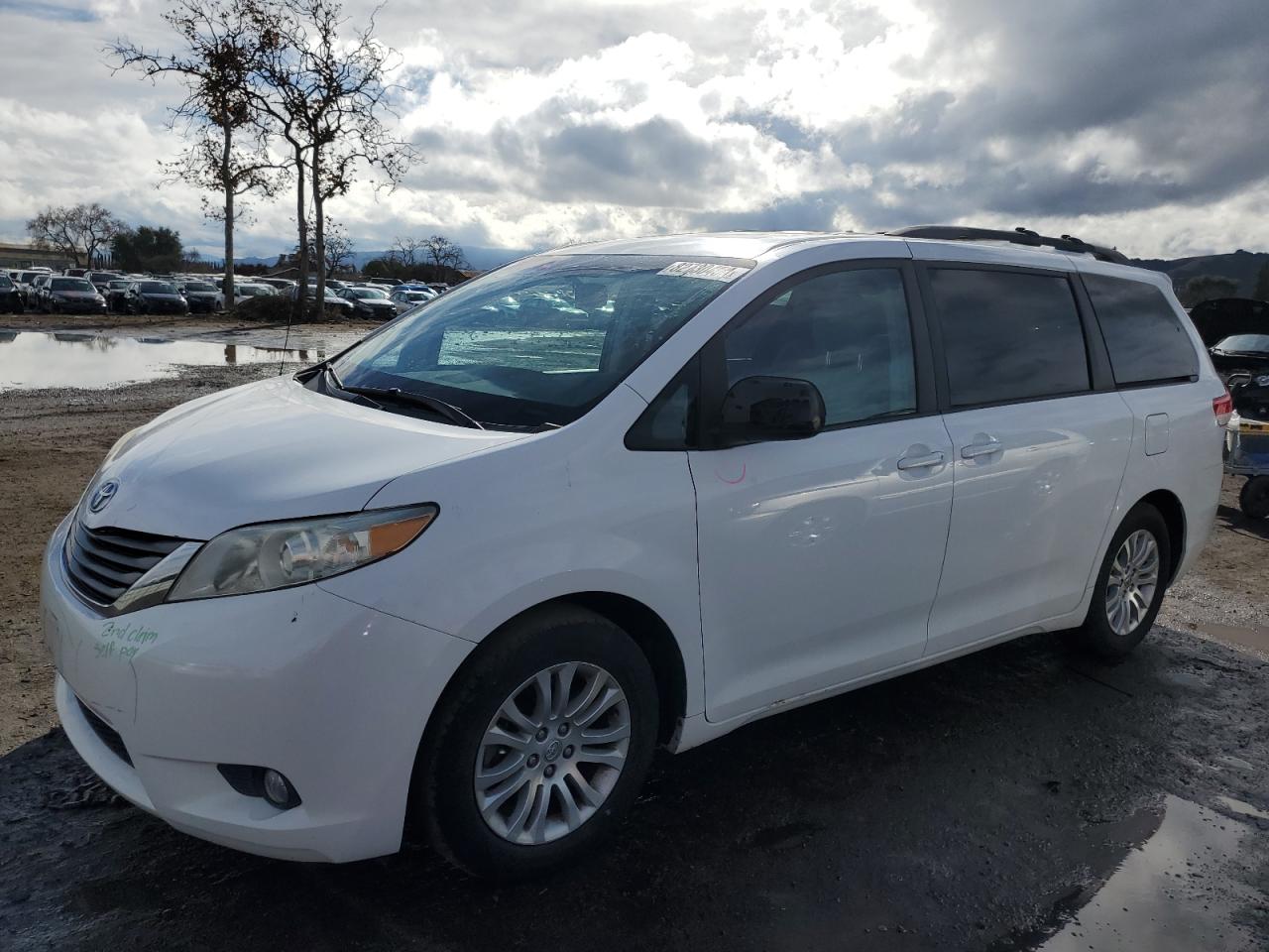 Image 1 of 2013 TOYOTA SIENNA XLE 2013 with VIN 5TDYK3DC1DS283899