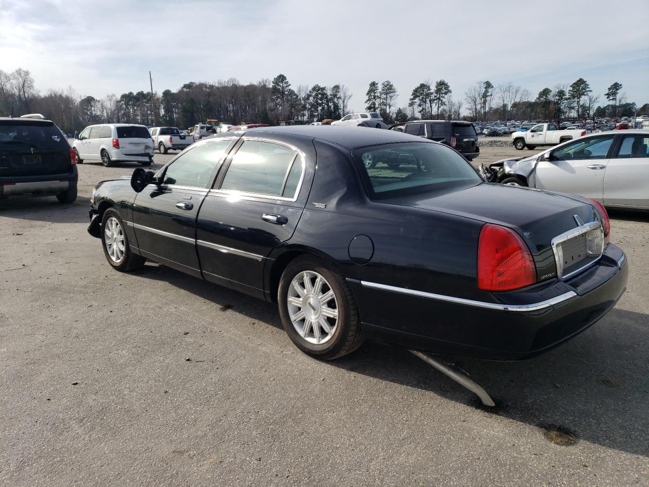Obraz 2 z 2011 LINCOLN TOWN CAR SIGNATURE LIMITED 2011 z VIN 2LNBL8CV1BX758564