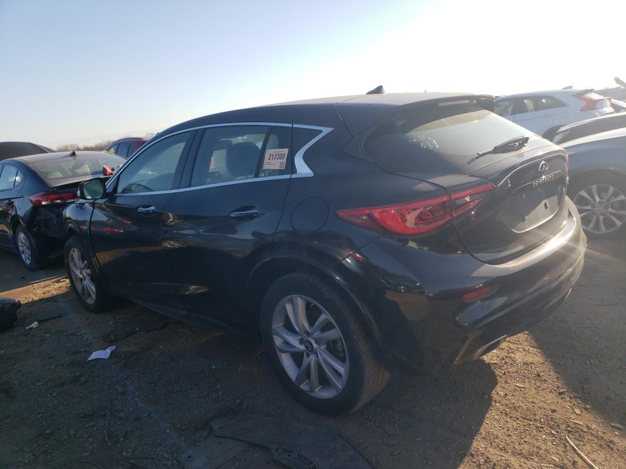 Изображение 2 2018 INFINITI QX30 BASE 2018 с VIN SJKCH5CP3JA042912