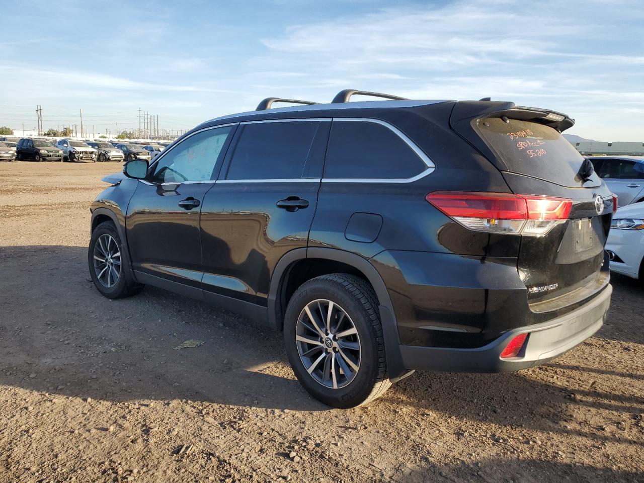 Изображение 2 2019 TOYOTA HIGHLANDER SE 2019 с VIN 5TDKZRFH0KS550699