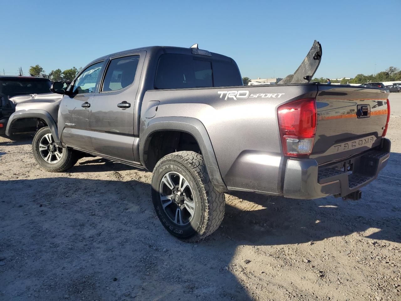 Image 2 of 2017 TOYOTA TACOMA DOUBLE CAB 2017 with VIN 5TFAZ5CN8HX045530
