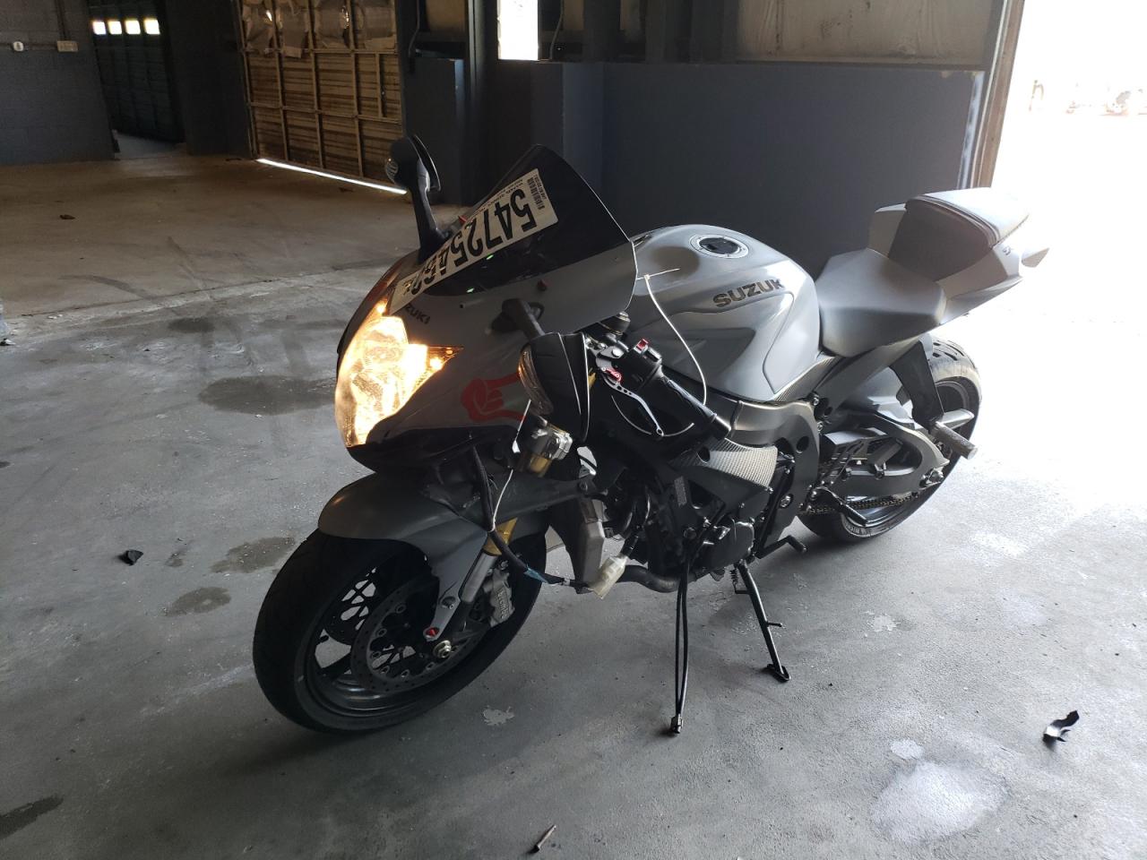 Image 2 of 2022 SUZUKI GSX-R750  2022 with VIN JS1GR7MA9N7101501