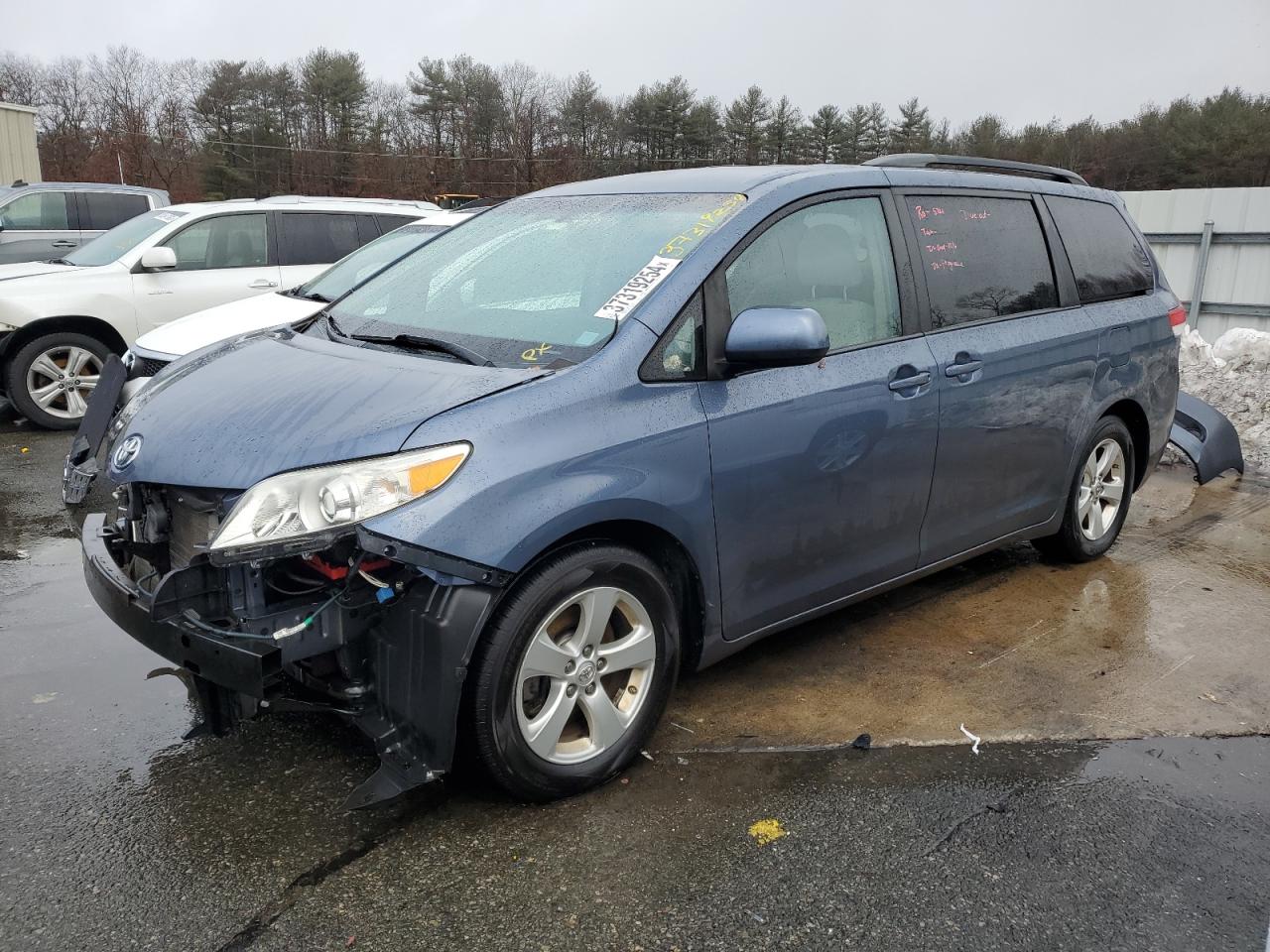 2013 TOYOTA SIENNA LE 2013 image