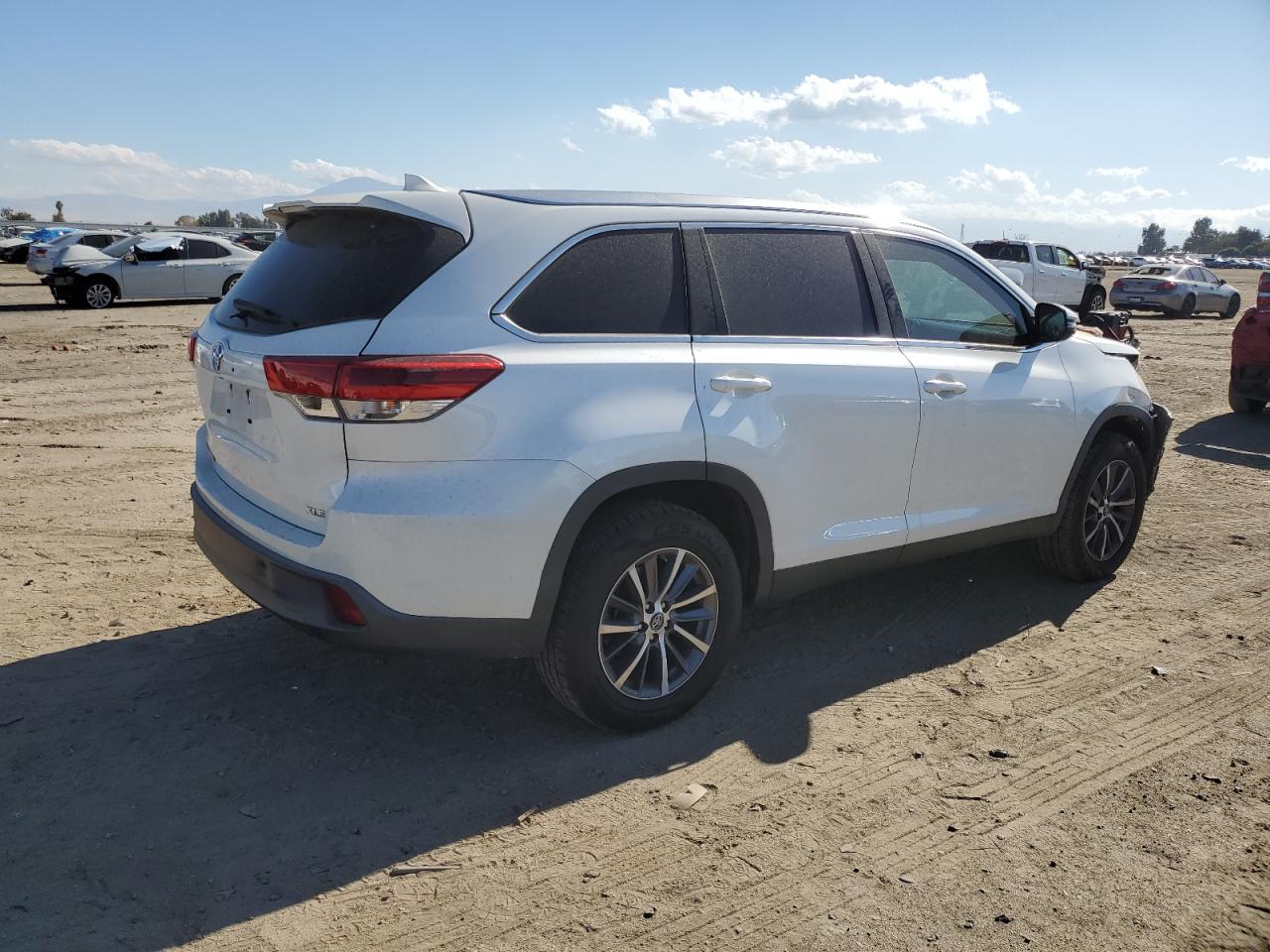 Изображение 3 2019 TOYOTA HIGHLANDER SE 2019 с VIN 5TDKZRFH7KS338754