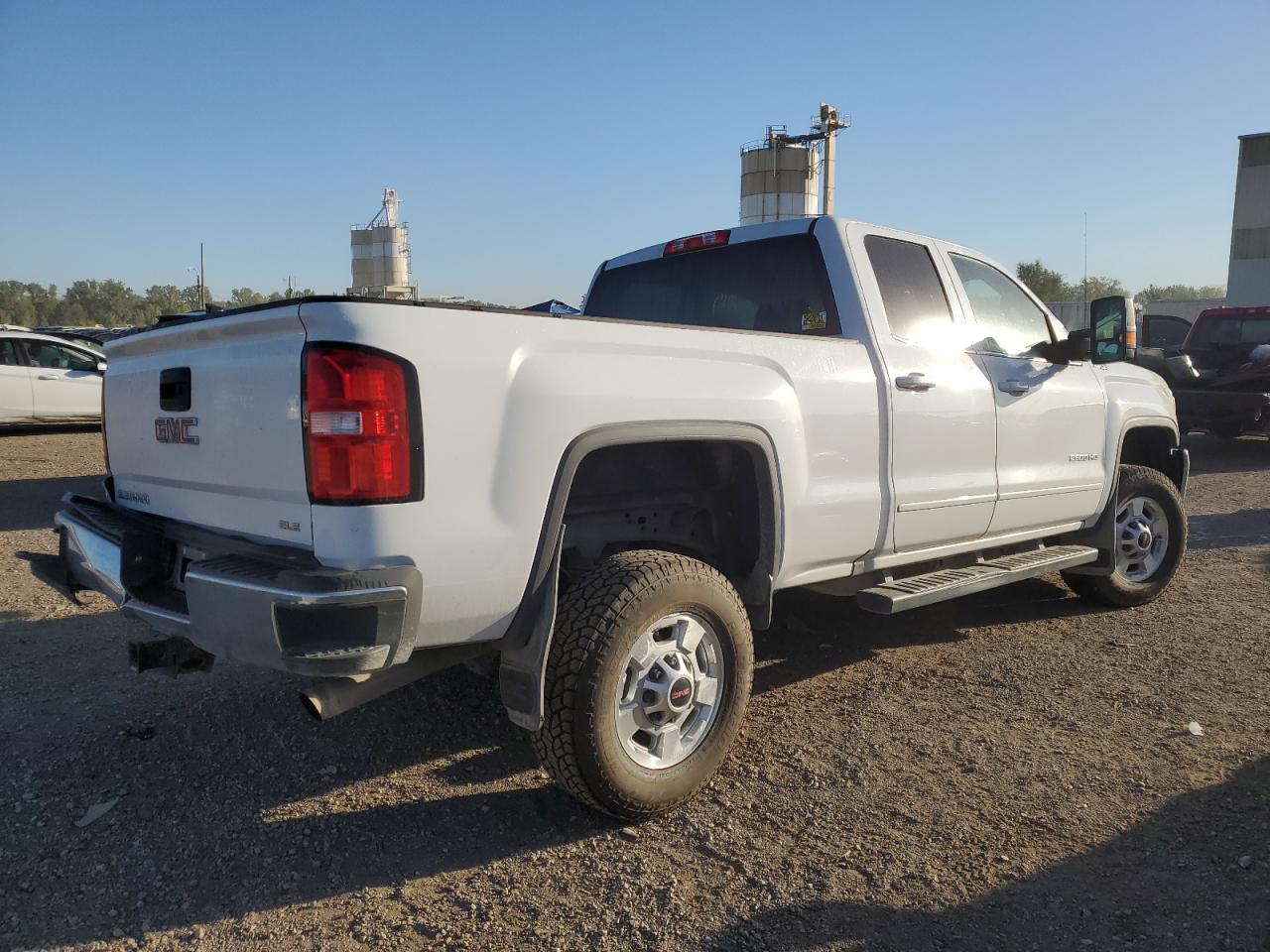 Image 3 of 2018 GMC SIERRA K2500 SLE 2018 with VIN 1GT22SEG7JZ278802