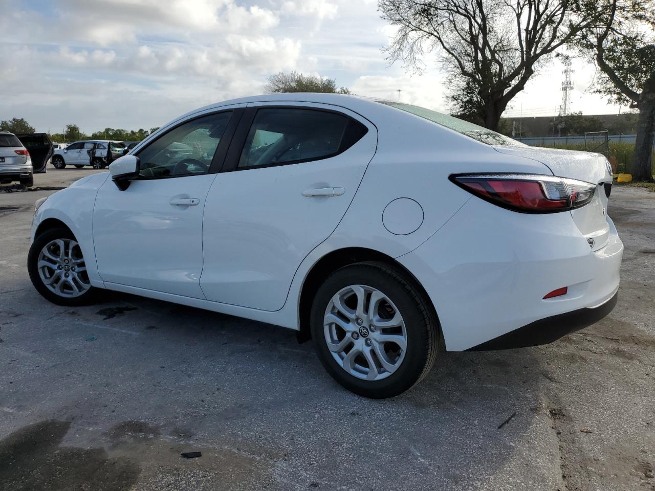 Изображение 2 2018 TOYOTA YARIS IA  2018 с VIN 3MYDLBYV2JY329263