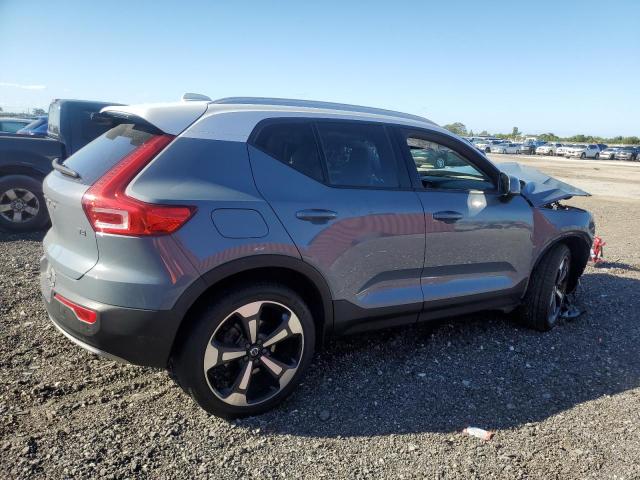 Obraz 3 z 2021 VOLVO XC40 T4 MOMENTUM 2021 z VIN YV4AC2HK7M2414073
