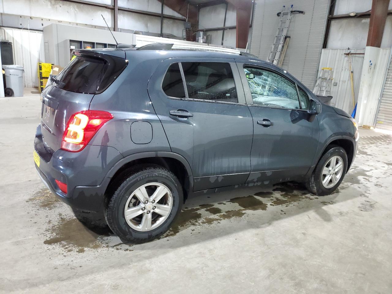 Image 3 of 2022 CHEVROLET TRAX 1LT 2022 with VIN KL7CJPSM4NB521329
