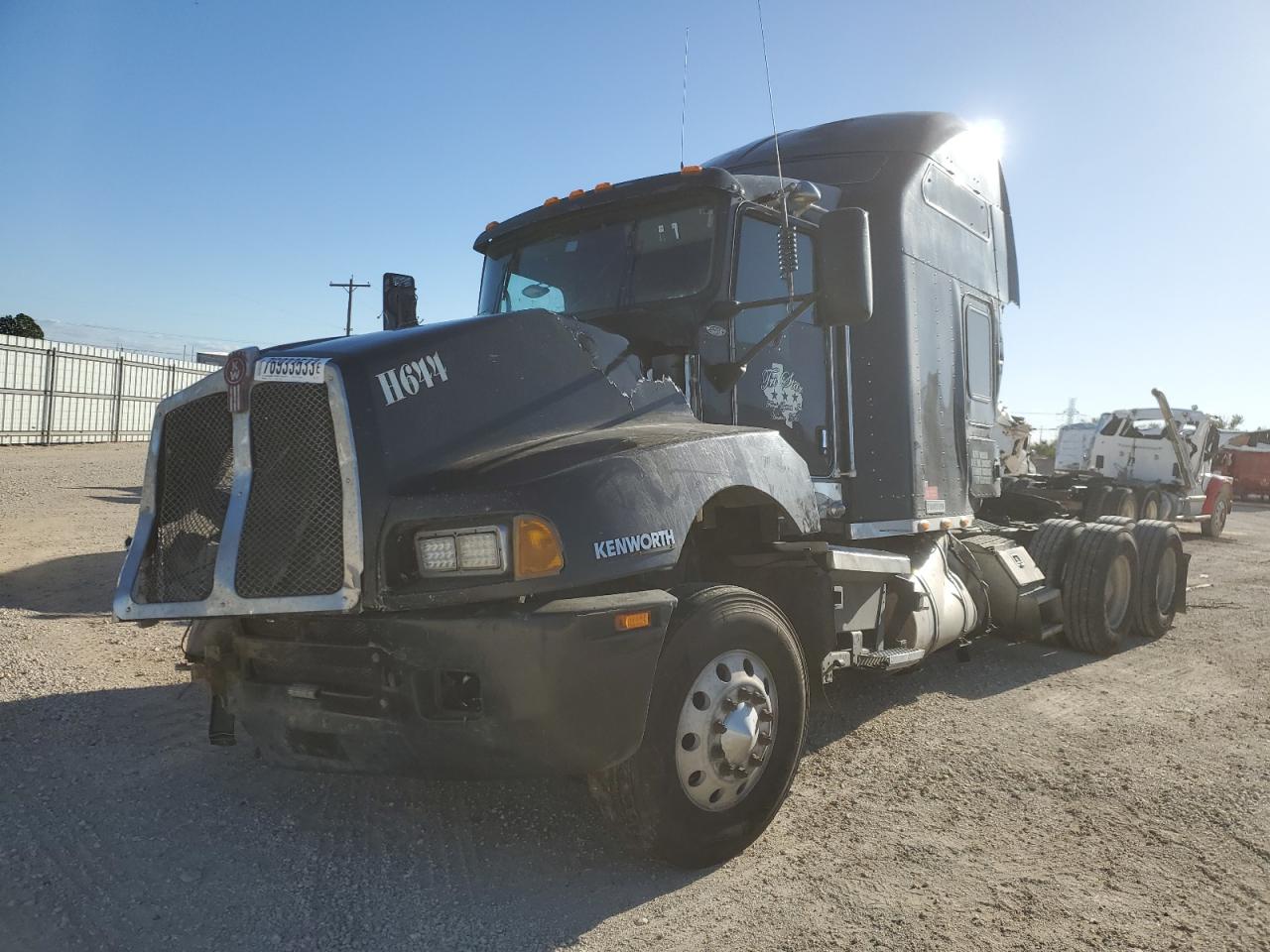 Image 2 of 2007 KENWORTH CONSTRUCTION T600 2007 with VIN 1XKADB9X87J174217