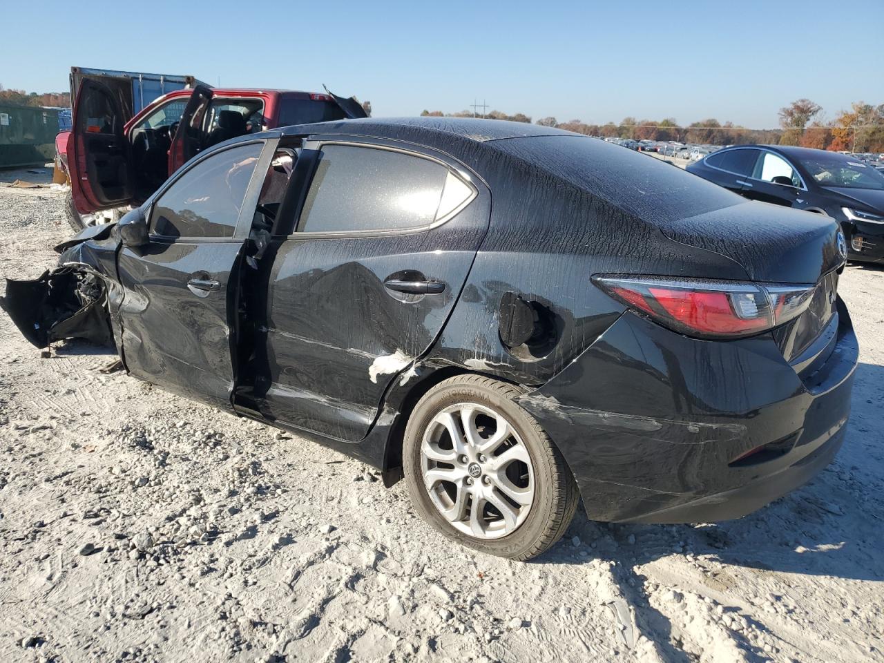 Obraz 2 z 2017 TOYOTA YARIS IA  2017 z VIN 3MYDLBYV6HY186411