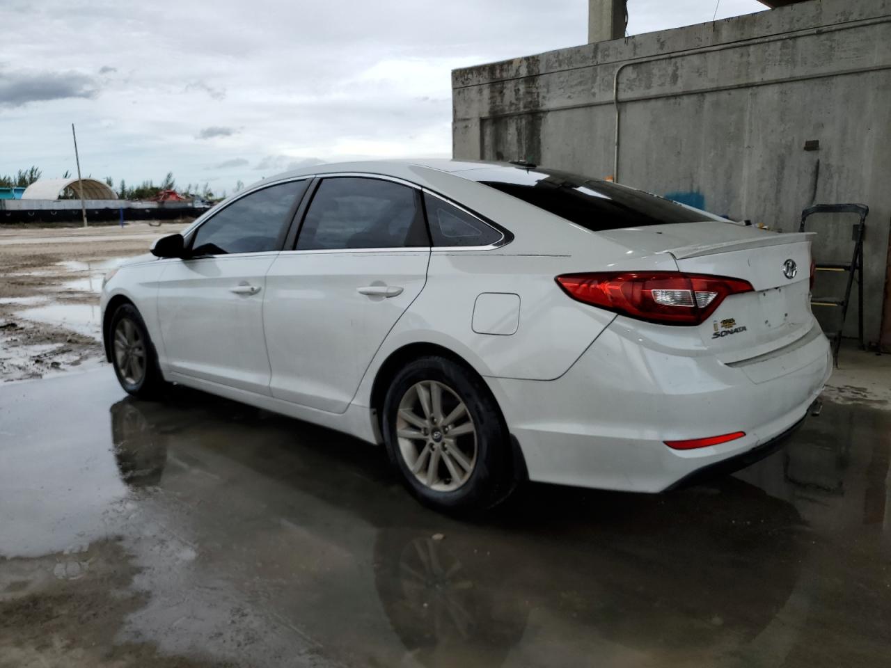Image 2 of 2015 HYUNDAI SONATA SE 2015 with VIN 5NPE24AF2FH180362