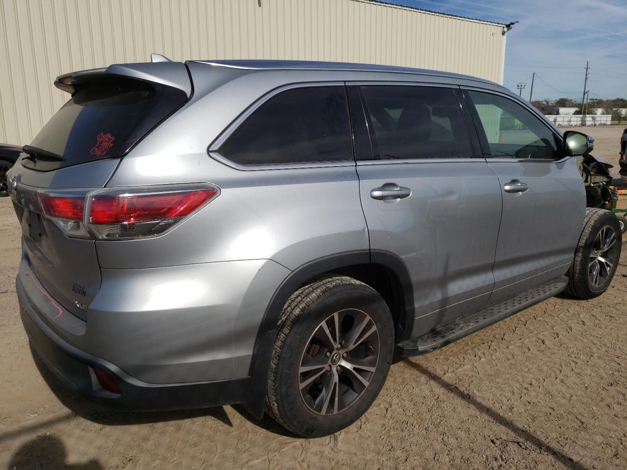 Image 3 of 2016 TOYOTA HIGHLANDER XLE 2016 with VIN 5TDKKRFHXGS160737