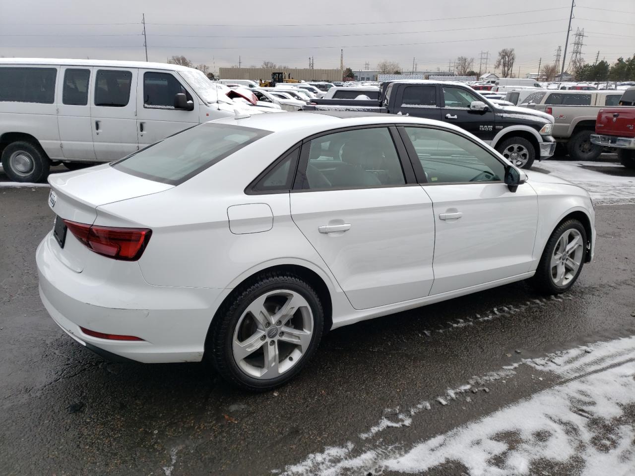 Изображение 3 2018 AUDI A3 PREMIUM 2018 с VIN WAUAUGFF0J1010470