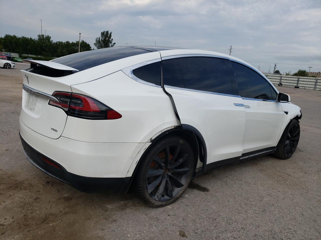 Obraz 3 z 2018 TESLA MODEL X  2018 z VIN 5YJXCBE27JF114169
