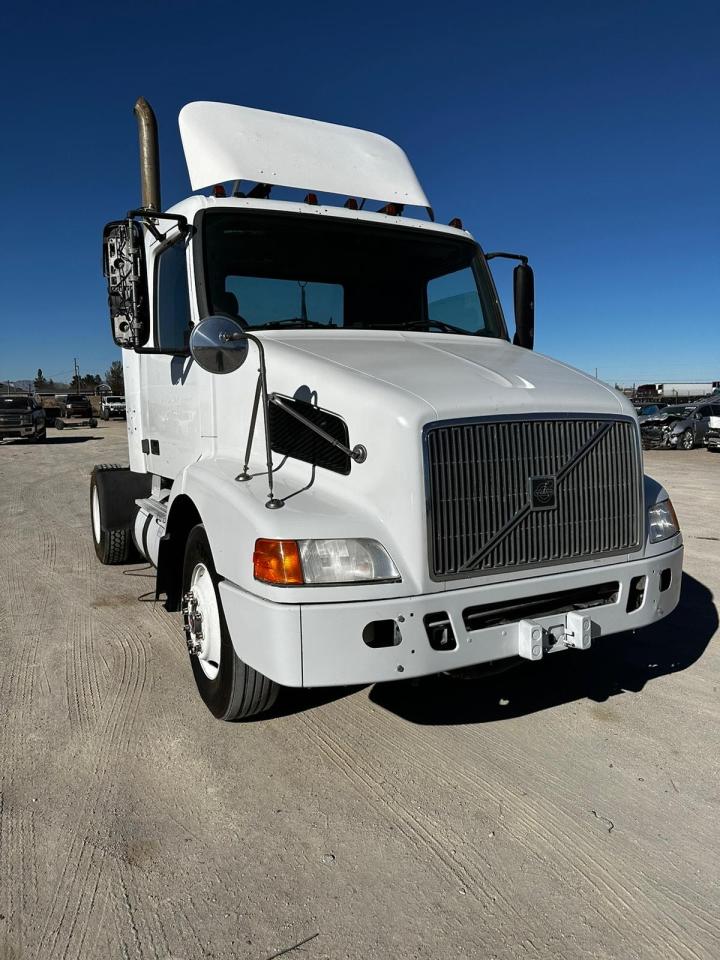 Изображение 1 2000 VOLVO VN  2000 с VIN 4V4M22GF9YN794680