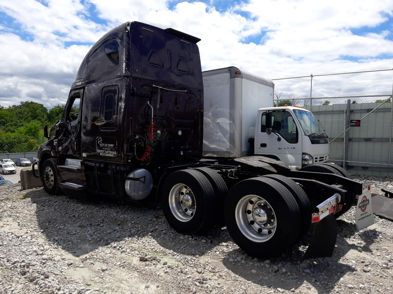 Image 3 of 2019 FREIGHTLINER CASCADIA 126  2019 with VIN 3AKJHHDR7KSHU5978