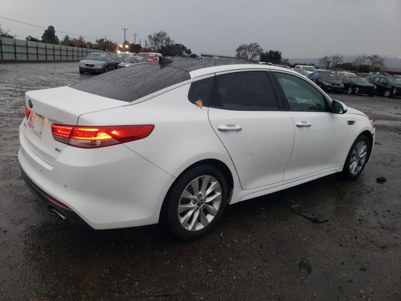 Obraz 3 z 2016 KIA OPTIMA EX 2016 z VIN 5XXGU4L32GG074545