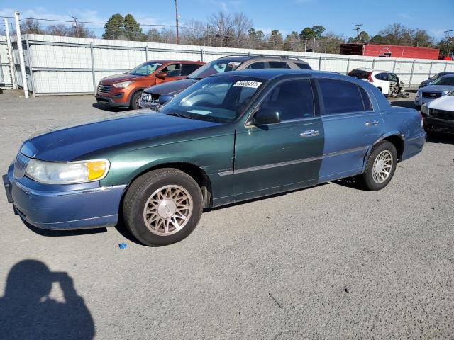 Image 1 of 2000 LINCOLN TOWN CAR SIGNATURE 2000 with VIN 1LNHM82W3YY873354