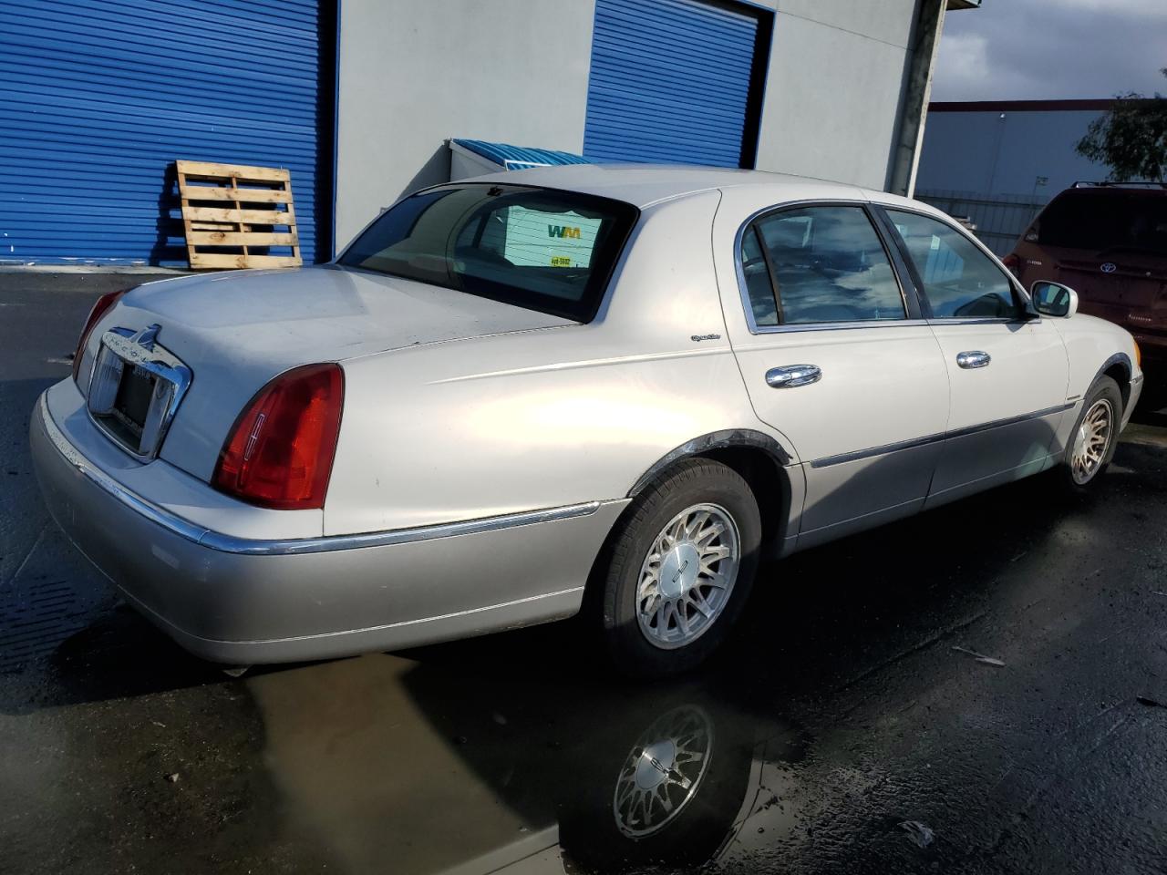 Image 3 of 1999 LINCOLN TOWN CAR SIGNATURE 1999 with VIN 1LNHM82W3XY661570