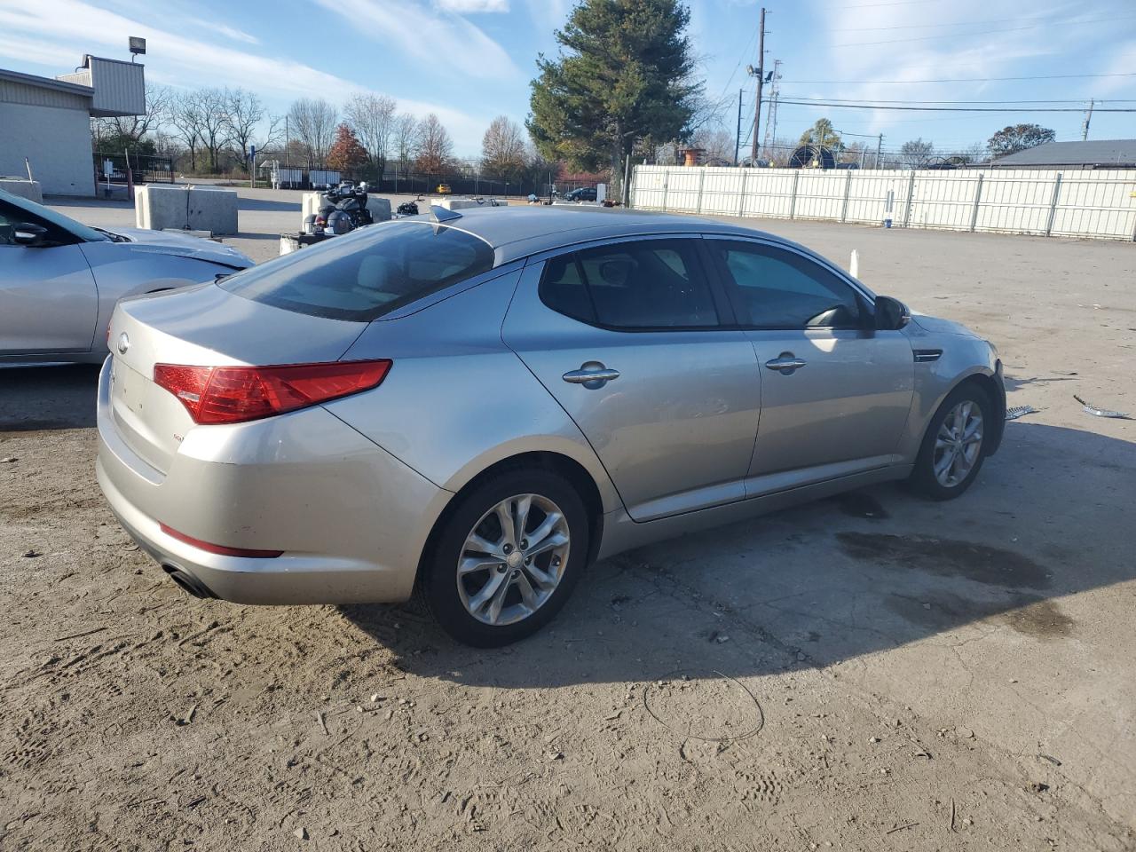 Image 3 of Kia Optima Lx 2013 with VIN 5XXGM4A7XDG114131