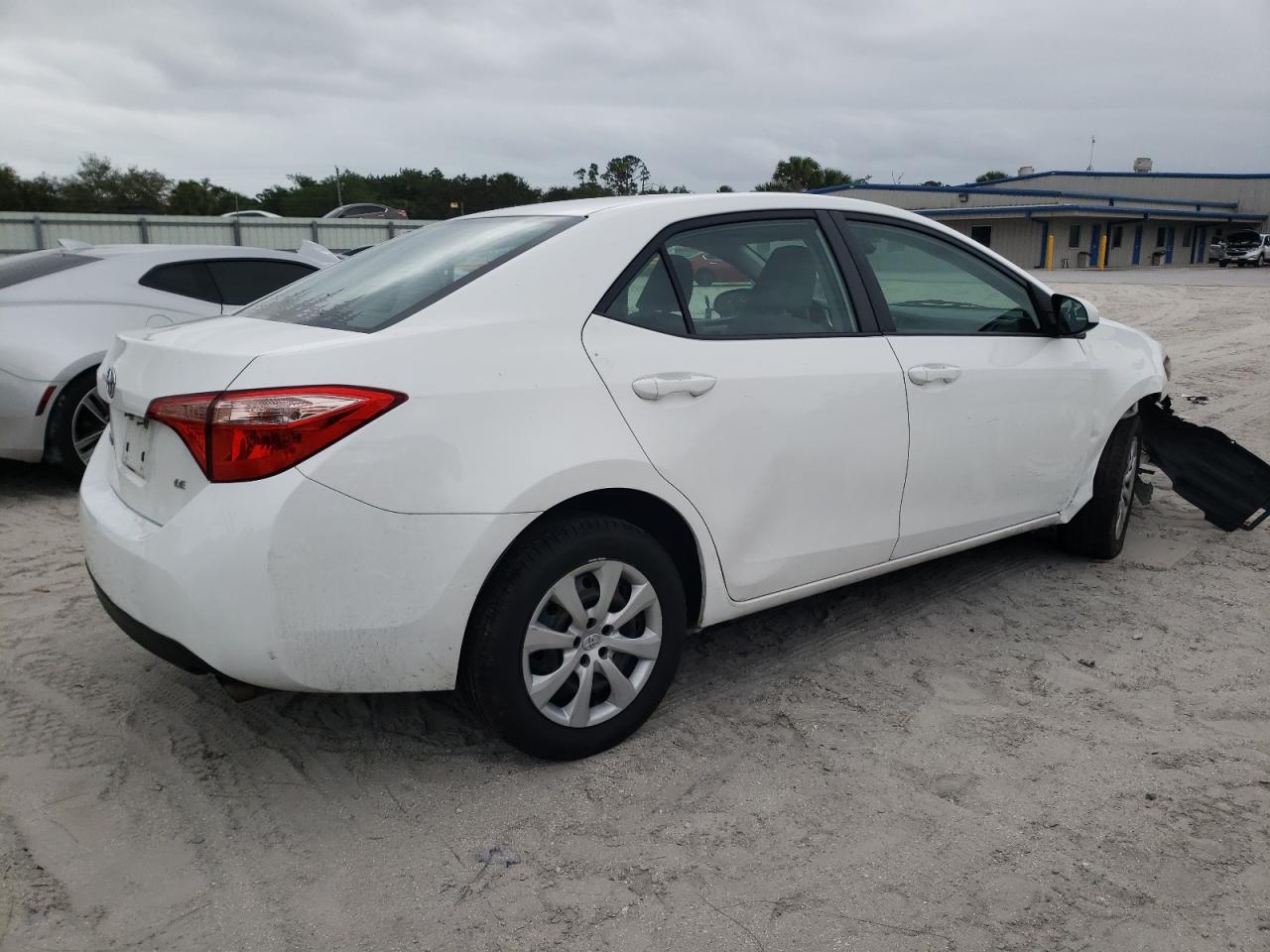 Изображение 3 2018 TOYOTA COROLLA L 2018 с VIN 5YFBURHEXJP802371