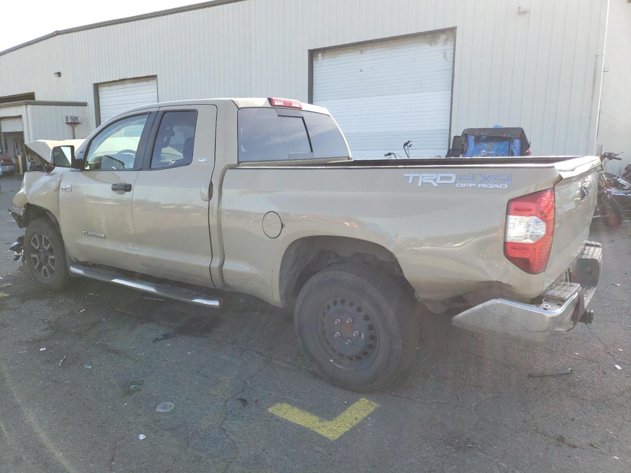 Obraz 2 z 2017 TOYOTA TUNDRA DOUBLE CAB SR/SR5 2017 z VIN 5TFUY5F12HX605261