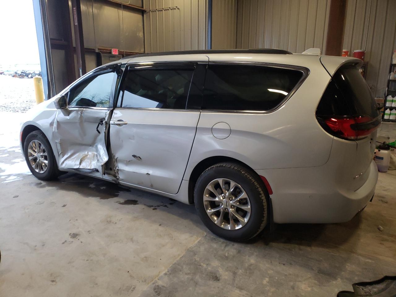 Image 2 of 2022 CHRYSLER PACIFICA TOURING L 2022 with VIN 2C4RC3BG6NR183928