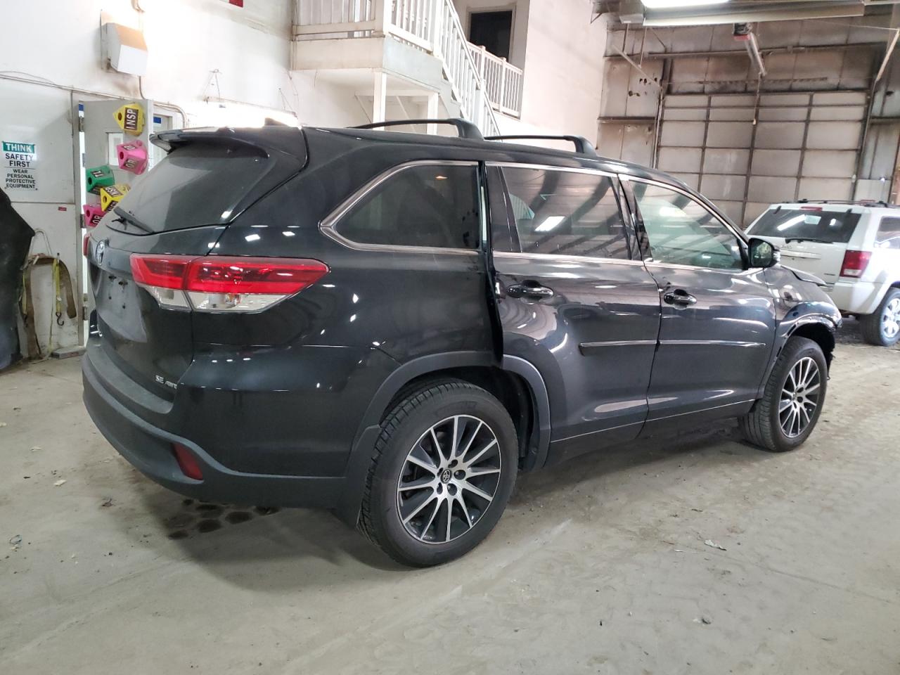 Image 3 of 2017 TOYOTA HIGHLANDER SE 2017 with VIN 5TDJZRFH3HS444364