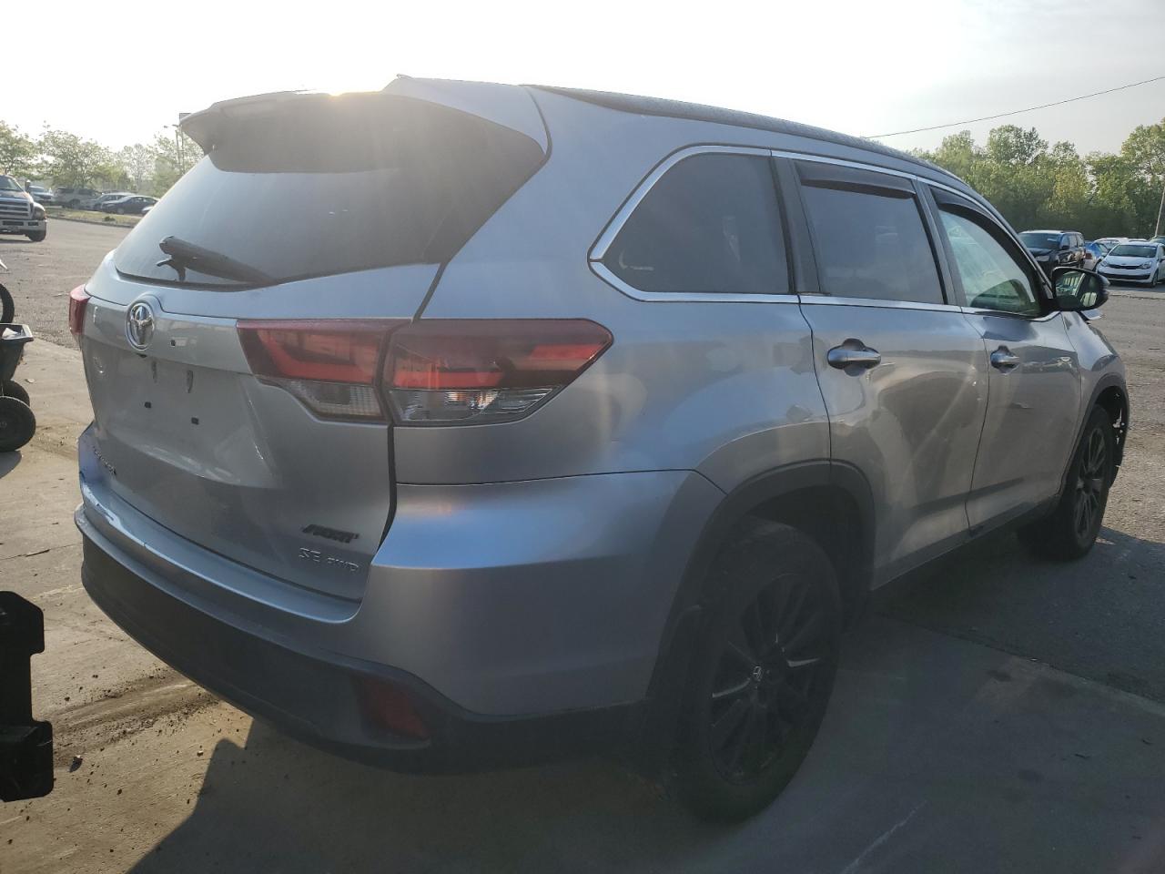 Obraz 3 z 2019 TOYOTA HIGHLANDER SE 2019 z VIN 5TDJZRFH9KS570011