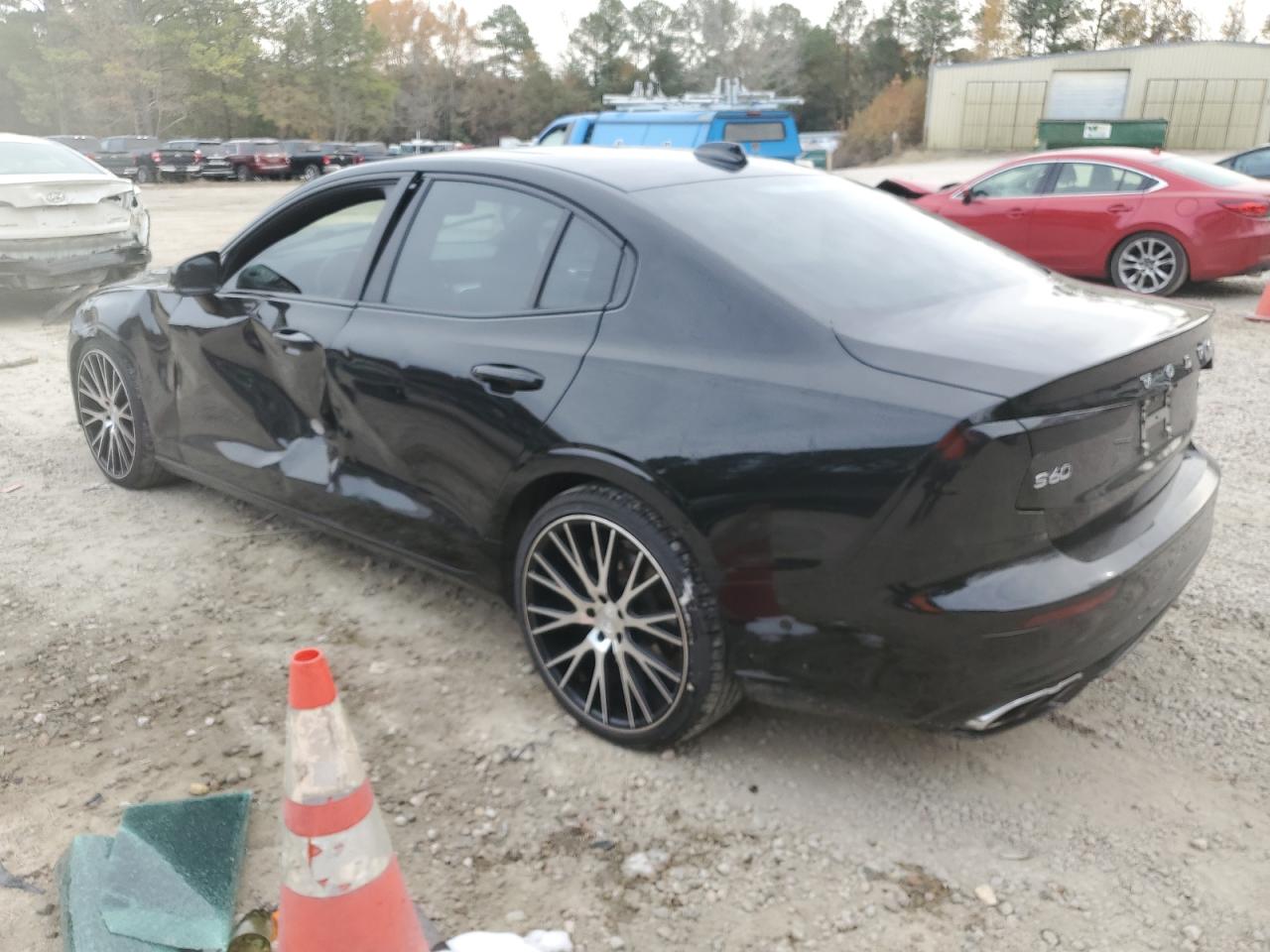 Image 2 of 2019 VOLVO S60 T6 R-DESIGN 2019 with VIN 7JRA22TMXKG014802