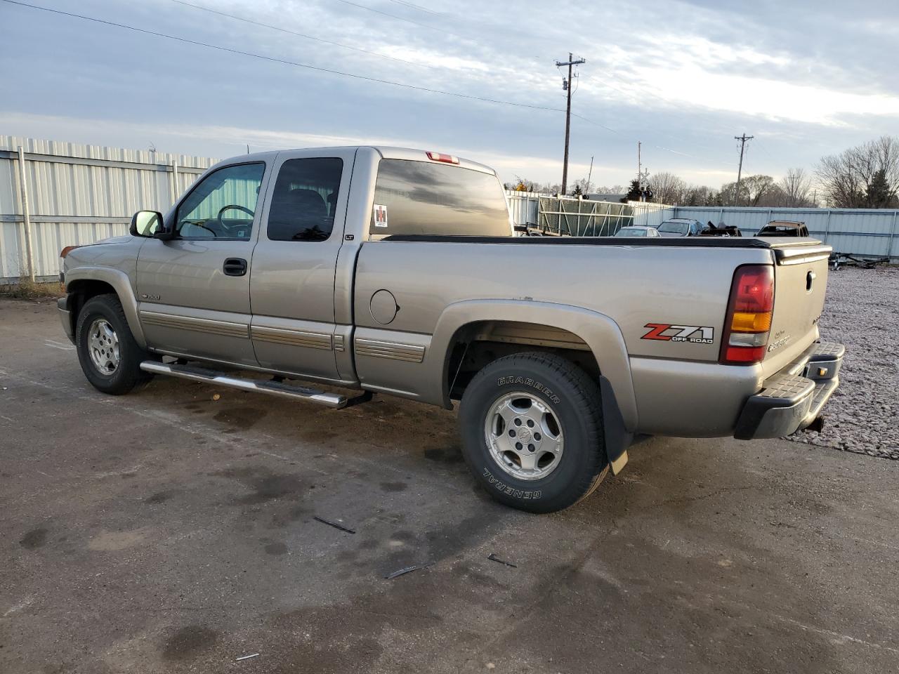 Obraz 2 z 2001 CHEVROLET SILVERADO K1500 2001 z VIN 2GCEK19T811328436
