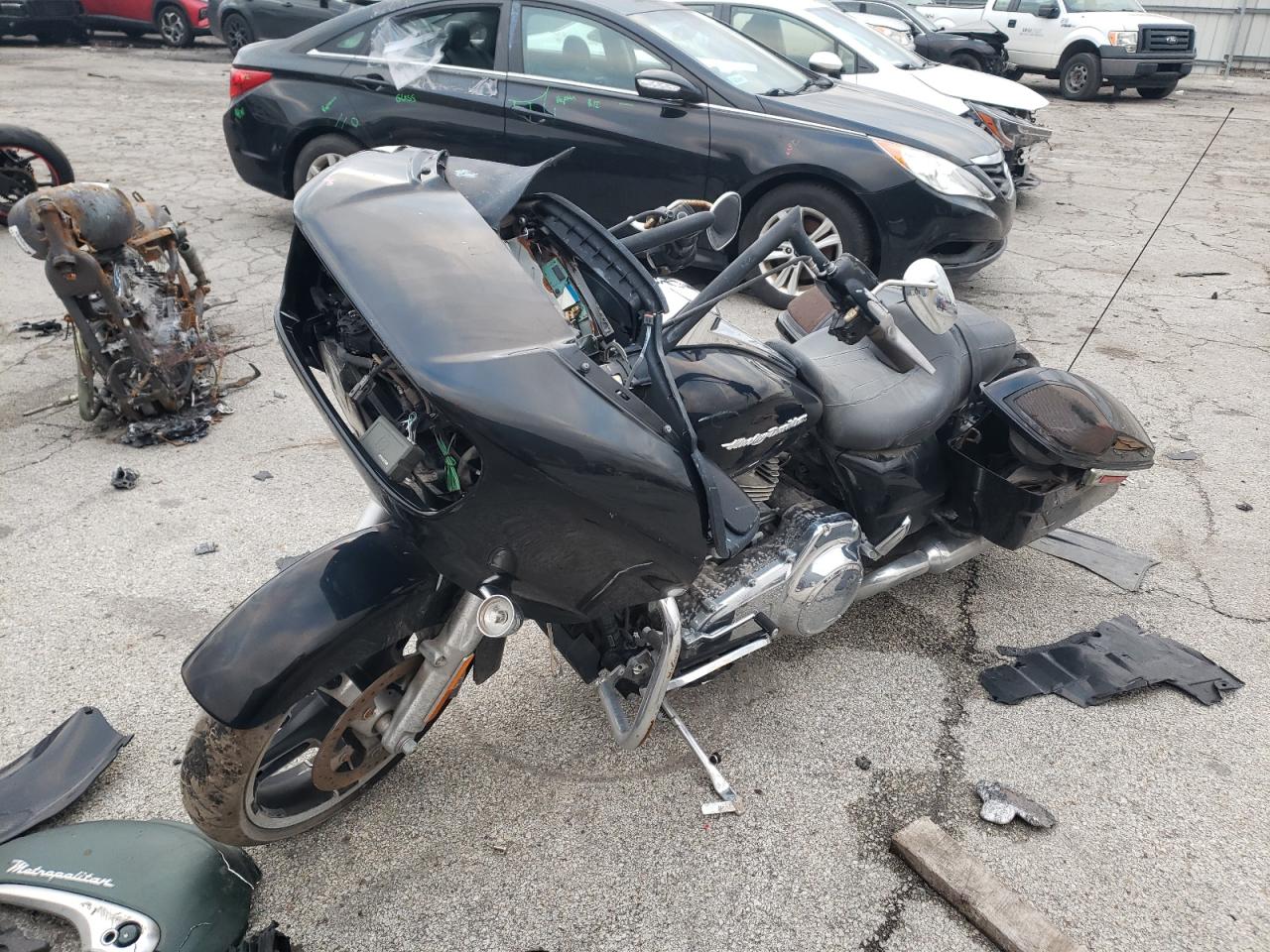 Image 2 of 2016 HARLEY-DAVIDSON FLTRX ROAD GLIDE 2016 with VIN 1HD1KHM18GB642463