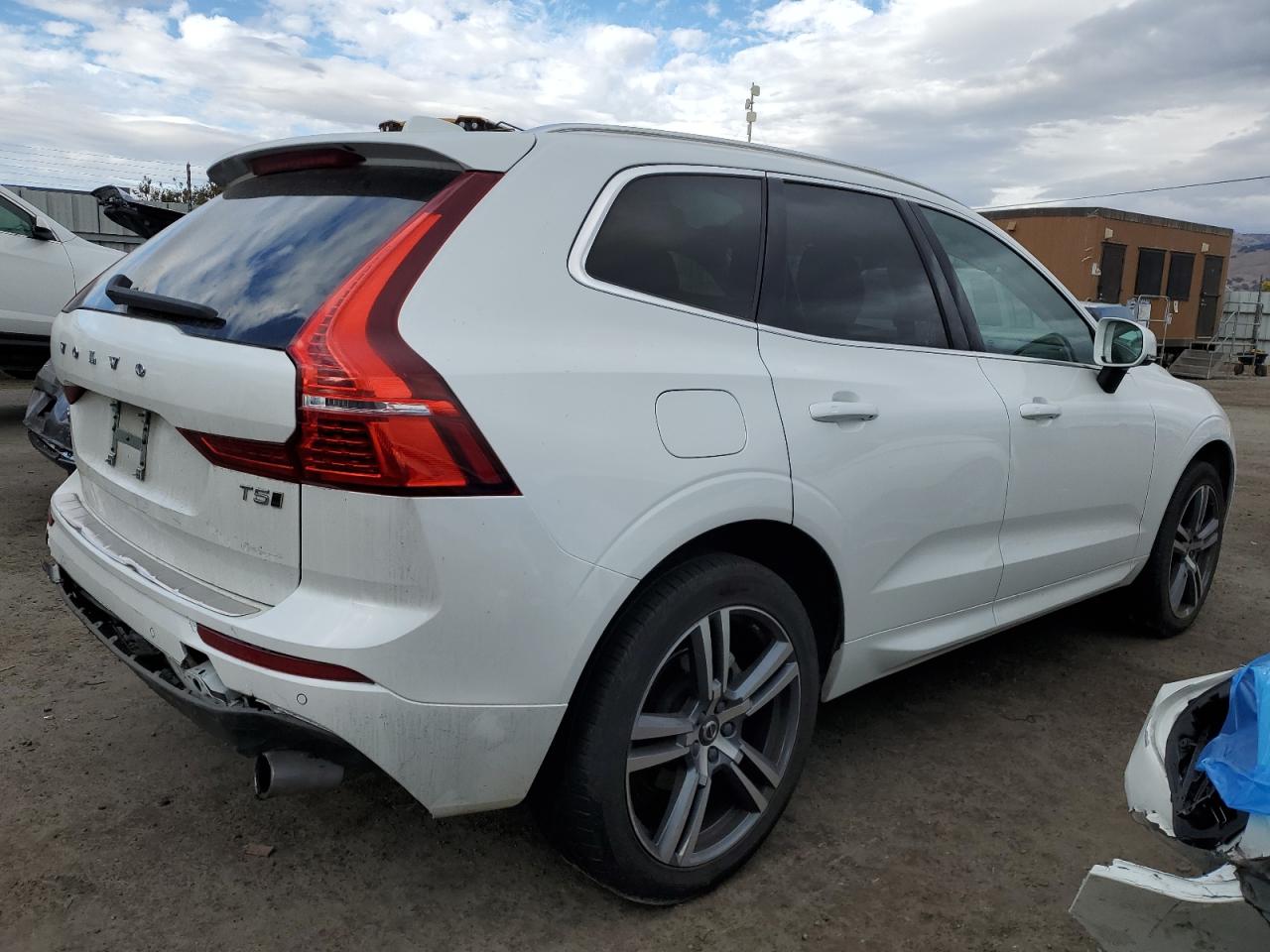 Image 3 of 2021 VOLVO XC60 T5 MOMENTUM 2021 with VIN YV4102RK4M1850795