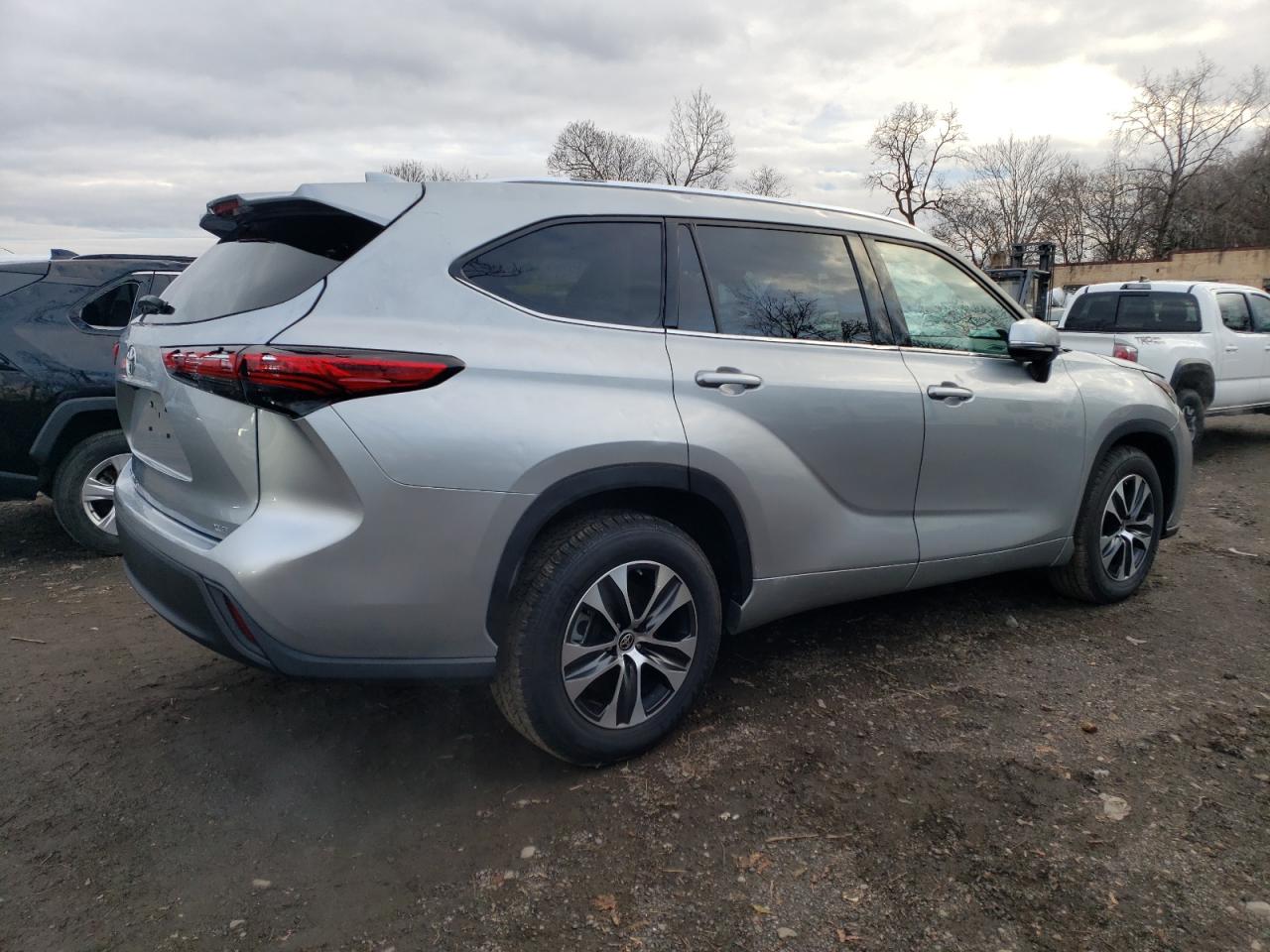 Obraz 3 z 2021 TOYOTA HIGHLANDER XLE 2021 z VIN 5TDGZRAH2MS041021