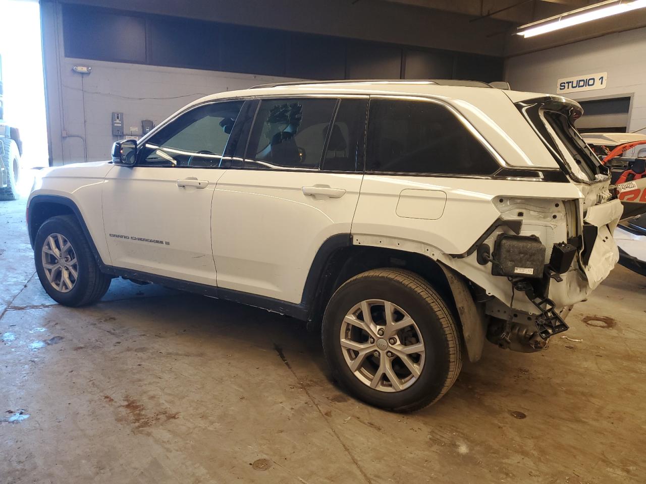Image 2 of 2022 JEEP GRAND CHEROKEE LIMITED 2022 with VIN 1C4RJHBG0N8606825